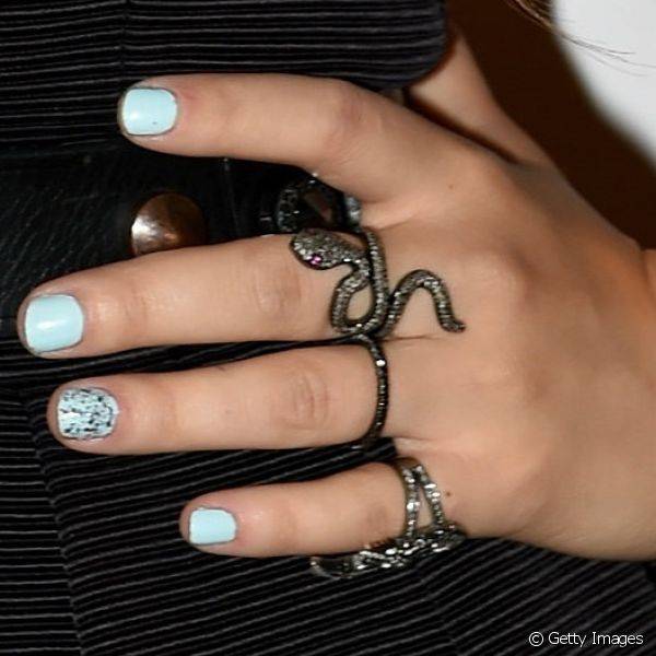 Lucy Hale se apresentou durante o evento iHeartRadio Live Series com as unhas coloridas com esmalte em tom de azul pastel e decorou o dedo anelar com glitter para criar uma nail art filha ?nica